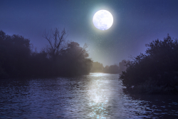 夜の川と満月
